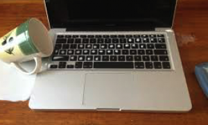 Mẹo cấp cứu Macbook khi bàn phím bị dính cafe